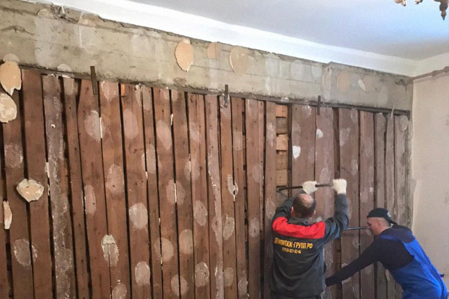 Демонтаж деревянных перегородок